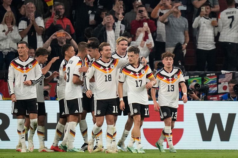 Florian Wirtz celebra con sus compañeros de la selección alemana tras anotar el segundo gol en el encuentro ante Serbia en la Liga de Naciones el jueves 1 de octubre del 2026. (AP Foto/Matthias Schrader)