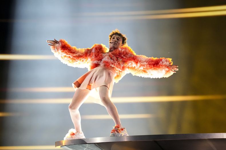 El cantante suizo no binario Nemo interpreta la canción The Code durante el ensayo general de la segunda semifinal del Festival de la Canción de Eurovisión, en Malmo, Suecia, el miércoles 8 de mayo de 2024. (Foto AP/Martin Meissner)