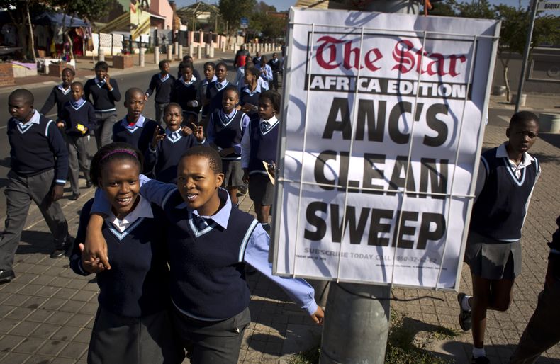 J&oacute;venes estudiantes celebran la victoria de Jacob Zuma, del Partido Congreso Nacional Africano, seg&uacute;n los c&oacute;mputos preliminares de las elecciones sudafricanas en Soweto el 9 de mayo del 1014. (AP Foto/Ben Curtis)