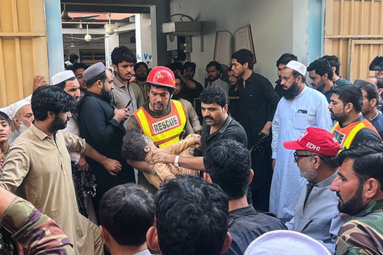 Un rescatista lleva a un niño herido tras rescatarlo de entre los escombros de una escuela privada donde se derrumbó el tejado, en Peshawar, Pakistán, el jueves 15 de octubre de 2026. (AP Foto/Arif Khan)