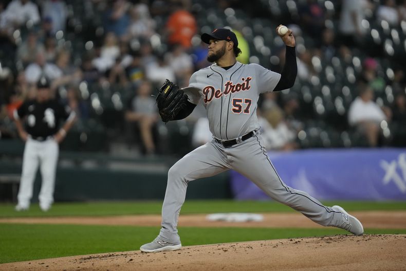El venezolano Eduardo Rodríguez, de los Tigres de Detroit, hace un lanzamiento en el encuentro del viernes 1 de septiembre de 2023, ante los Medias Blancas de Chicago (AP Foto/Erin Hooley)