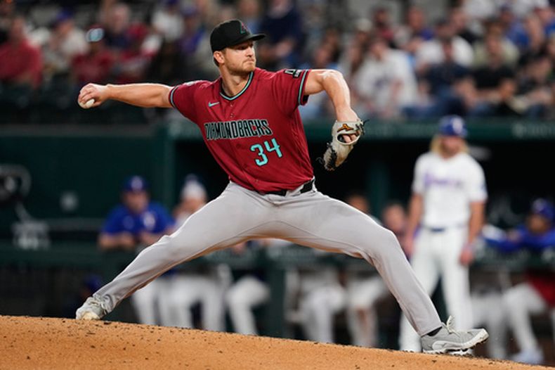 Michael Soroka, lanzador de los Diamondbacks de Arizona, trabaja durante la cuarta entrada del juego de béisbol de Grandes Ligas contra los Rangers de Texas, el lunes 11 de mayo de 2026, en Arlington, Texas. (AP Foto/Tony Gutierrez)