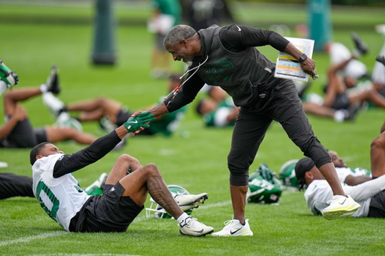 El entrenador de los Jets de Nueva York Aaron Glenn saluda a sus jugadores durante un entrenamiento, el miércoles 29 de julio de 2026, en Florham Park, Nueva Jersey. (AP Foto/Seth Wenig)