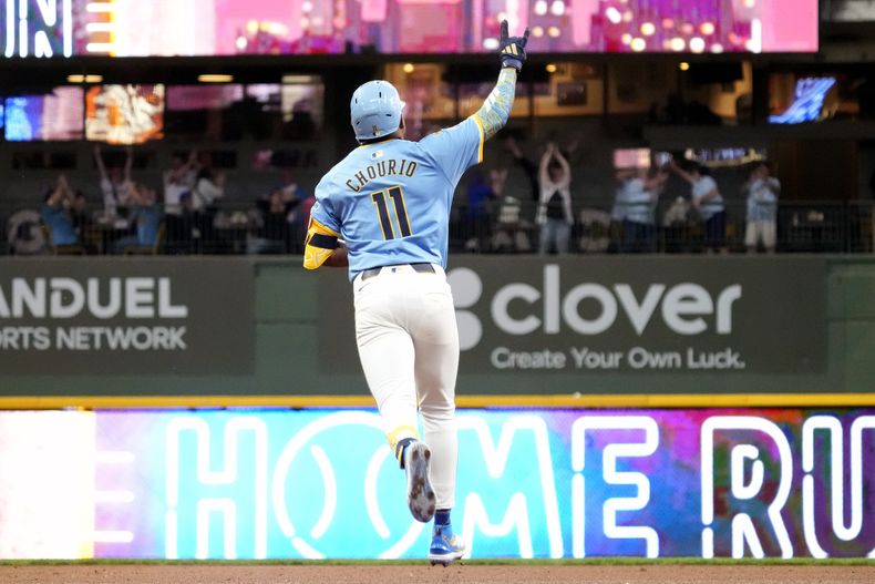 El venezolano Jackson Chourio, de los Cerveceros de Milwaukee, festeja luego de conseguir un jonrón ante los Cardenales de San Luis, el jueves 12 de junio de 2025 (AP Foto/Kayla Wolf)