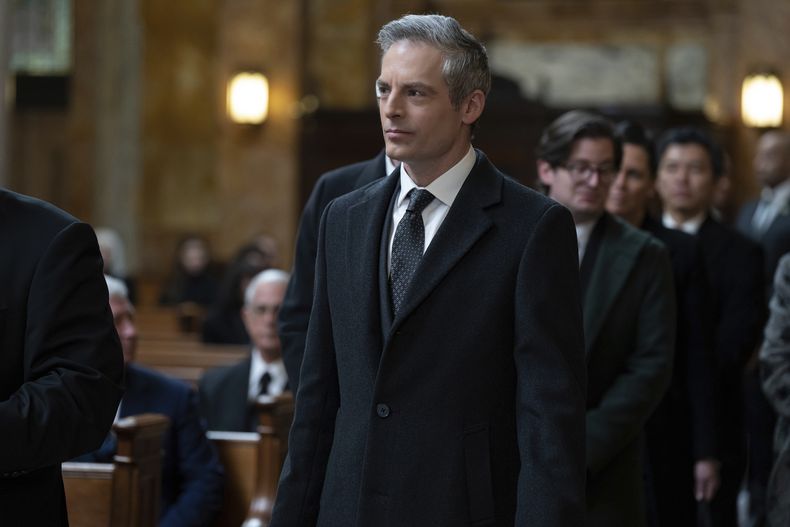 En esta imagen proporcionada por HBO, Justin Kirk y Jeryd Mencken en una escena de la serie Succession. (HBO vía AP)