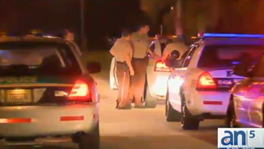 americateve | La policía de Miami Dade intensificó la búsqueda de un grupo de hombres armados que esta madrugada irrumpió en una casa del suroeste del condado.