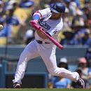 Max Muncy batea por los Dodgers de Los Ángeles ante los Padres de San Diego, el domingo 14 de mayo de 2023, en Los Ángeles. (AP Foto/Allison Dinner)