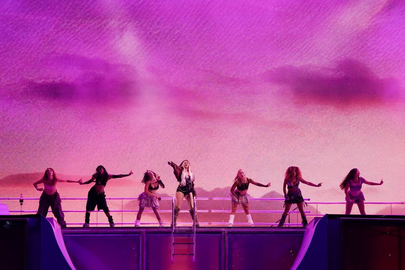 La cantante estadounidense Camila Cabello durante su concierto en el festival HERA HSBC en la Ciudad de México el sábado 24 de agosto de 2024. (Foto AP/Aurea Del Rosario)