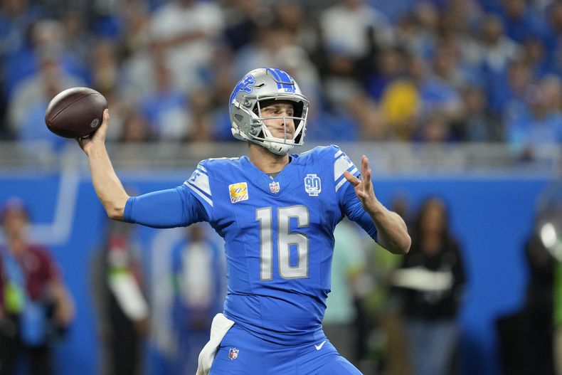 Jared Goff (16), quarterback de los Lions de Detroit, lanza un pase en la primera mitad del juego ante los Panthers de Carolina, en Detroit, el domingo 8 de octubre de 2023. (AP Foto/Paul Sancya)