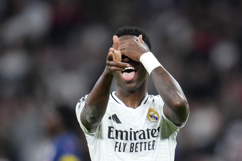 Vinicius Junior celebra después de anotar el 5to gol de su equipo durante el partido de la primera fase de la Liga de Campeones entre Real Madrid y Salzburgo en el estadio Santiago Bernabéu, en Madrid, el miércoles 22 de enero de 2025. (AP Foto/Manu Fernandez)