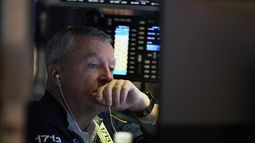 Un operador bursátil en la sede de la Bolsa de Valores de Nueva York el 7 de abril del 2025. (AP foto/Seth Wenig)
