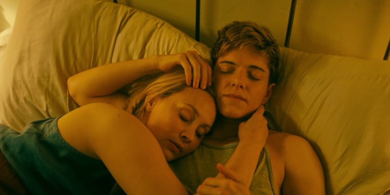 Esta imagen, publicada por Netflix, muestra a Sarah Gadon (izquierda) y a Mae Martin en una escena de Wayward. (Michael Gibson/Netflix via AP)