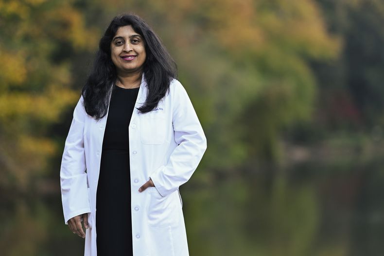 La doctora Padma Gulur, especialista en dolor de la Universidad de Duke y que estudia el uso de la ketamina, posa para una fotografía el viernes 27 de octubre de 2023, en Durham, Carolina del Norte. (AP Foto/Matt Kelley)