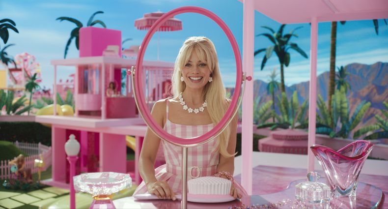 En esta imagen proporcionada por Warner Bros., Margot Robbie en una escena de Barbie. La película será reconocida con un premio AFI en enero de 2024. (Warner Bros. Pictures vía AP)