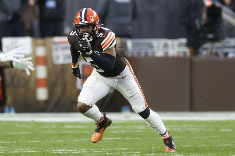 ARCHIVO - El linebacker Anthony Walker Jr., de los Browns de Cleveland, juega en contra de los Jaguars de Jacksonville durante la segunda mitad del juego de la NFL, el 10 de diciembre de 2023, en Cleveland. Walker Jr. tuvo artroscopia de rodilla. El viernes 5 de enero de 2025 fue colocado en la lista de reservas lesionados, lo que lo deja fuera de los playoffs con Cleveland, a menos que los Browns lleguen al Super Bowl. (AP Foto/Ron Schwane, archivo)