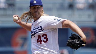 Noah Syndergaard lanza por los Dodgers de Los Ángeles ante los Cardenales de San Luis, el domingo 30 de abril de 2023, en Los Ángeles. (AP Foto/Mark J. Terrill)