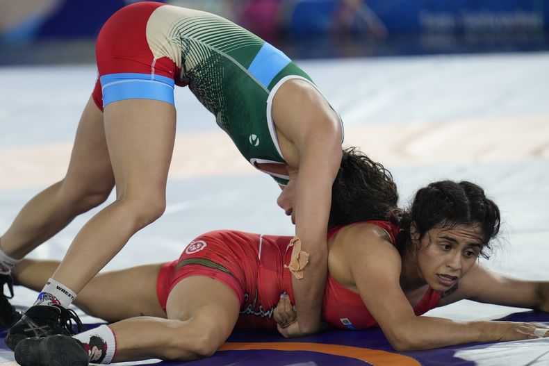 La mexicana Mariana Díaz y la colombiana Alisson Cardozo luchan en la división de 50 kilogramos en los Juegos Centroamericanos y del Caribe, el viernes 30 de junio de 2023, en San Salvador (AP Foto/Arnulfo Franco)