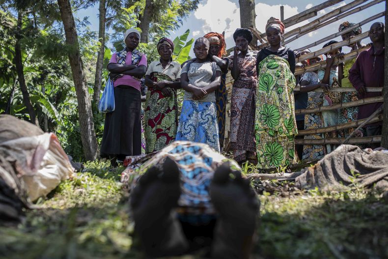 En esta fotografía del sábado 6 de mayo de 2023, familiares identifican a víctimas de inundaciones en la localidad de Nyamukubi, en la provincia de Kivu del Sur, República Democrática del Congo. (AP Foto/Moses Sawasawa)