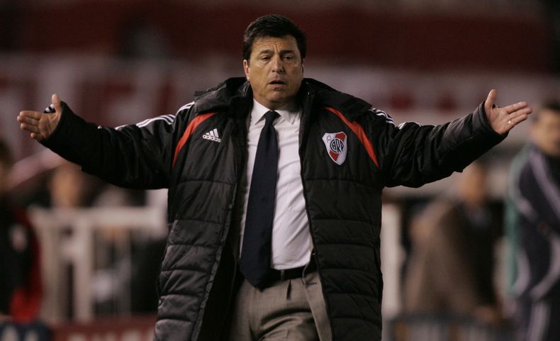 Daniel Passarella fotografiado cuando dirig&iacute;a a River en un partido de la Copa Sudamericana en Buenos Aires el 14 de noviembre del 2007. Ex jugador, t&eacute;cnico y presidente de River, Passarella fue denunciado por el club por presunto fraude cua