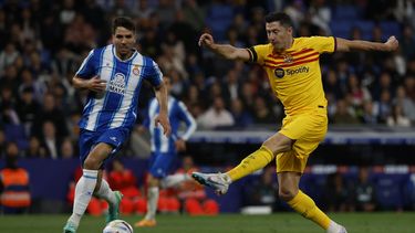 En foto del domingo 14 de mayo del 2023, Robert Lewandowski del Barcelona lanza el balón frente a los jugadores del Espanyol en el encuentro de la liga española. (AP Foto/Joan Monfort)
