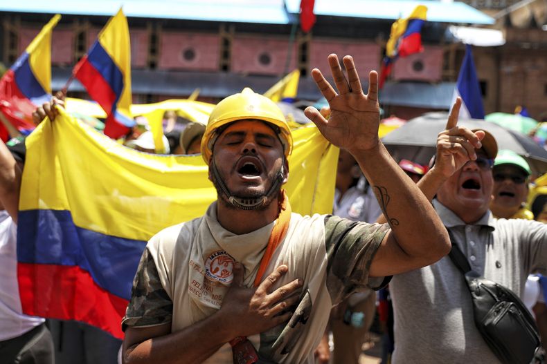 Manifestantes marchan durante una huelga convocada por sindicatos progubernamentales en apoyo a las reformas propuestas por el presidente Gustavo Petro en Cali, Colombia, el miércoles 28 de mayo de 2025. (AP Foto/Santiago Saldarriaga)
