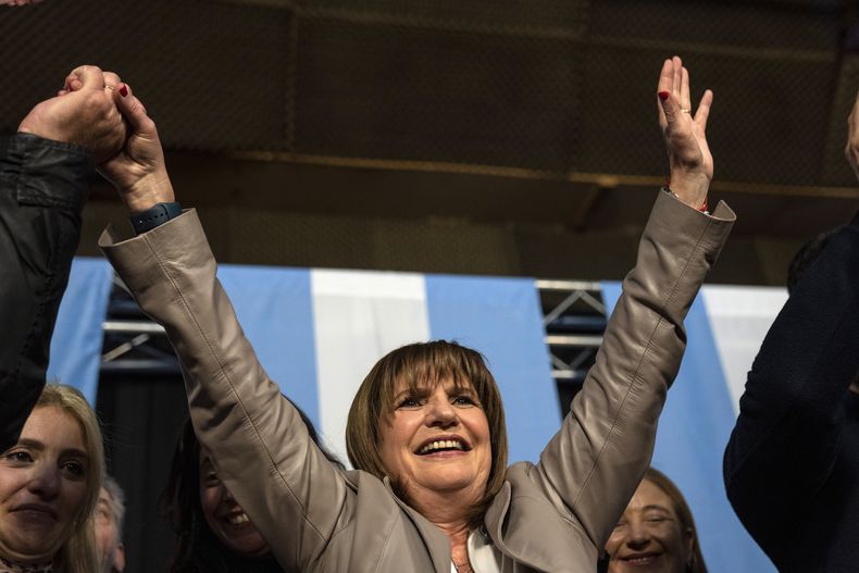 La aspirante a la presidencia Patricia Bullrich, de la coalición Juntos por el Cambio, hace campaña en Buenos Aires, Argentina, el lunes 7 de agosto de 2023. Las elecciones primarias para todos los partidos en Argentina están programadas para el 13 de agosto. (AP Foto/Rodrigo Abd)