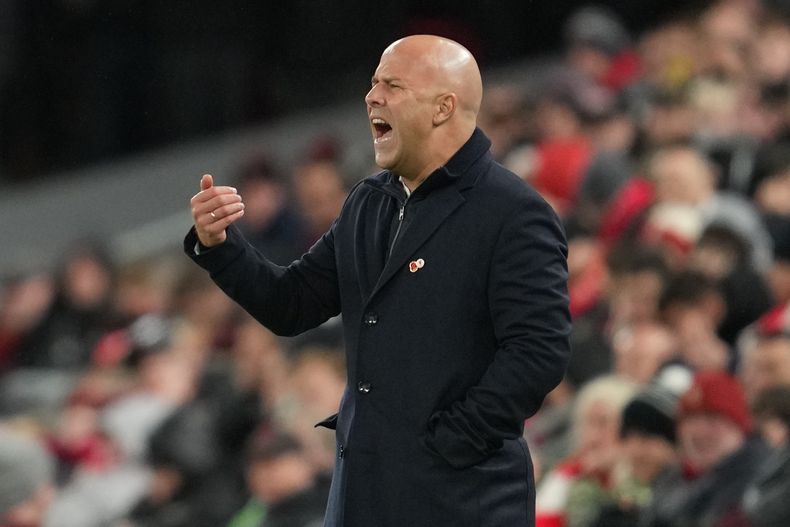 El entrenador de Liverpool, Arne Slot, da instrucciones durante el juego de fútbol de la Liga de Campeones entre Liverpool y Real Madrid en Liverpool, Inglaterra, el martes 4 de noviembre de 2025. (AP Photo/Jon Super)