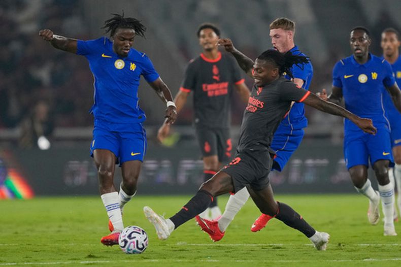 Rafael Leão (centro) del Milan disputa el balón con Romeo Lavio de Chelsea durante un partido de fútbol amistoso de pretemporada entre el Chelsea y el AC Milan, en Yakarta, Indonesia, el sábado 8 de agosto de 2026. (Foto AP/Dita Alangkara)