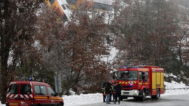 americateve | Panorama de un tren tur&iacute;stico que fue aplastado por una enorme roca que se desprendi&oacute; de una monta&ntilde;a en los Alpes franceses, dejando dos muertos y nueve heridos, el s&aacute;bado 8 de febrero de 2014. (Foto AP)