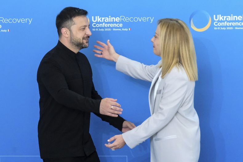 El presidente ucraniano Volodymyr Zelenskyy recibe la bienvenida de la primera ministra italiana Giorgia Meloni en la Conferencia sobre la Recuperación de Ucrania en el centro de convenciones La Nuvola en Roma, el jueves 10 de julio de 2025. (Mauro Scrobogna/LaPresse vía AP)