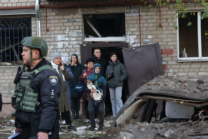 Residentes reaccionan tras el impacto de un misil ruso en su hostal en Zaporiyia, Ucrania, el 30 de octubre de 2025. (AP Foto/Kateryna Klochko)