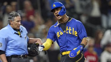 Julio Rodríguez, de los Marineros de Seattle, celebra una carrera gracias a un doble de Teoscar Hernández en el quinto inning del juego de la MLB contra los Medias Blancas de Chicago, el 16 de junio de 2023, en Seattle. (AP Foto/John Froschauer)
