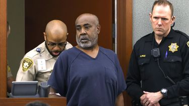 Duane Keffe D Davis es introducido a la sala del tribunal en el Centro de Justicia Regional el miércoles 4 de octubre de 2023 en Las Vegas. Davis fue acusado del asesinato a tiros del rapero Tupac Shakur ocurrido en 1996. (Bizuayehu Tesfaye/Las Vegas Review-Journal vía AP, Pool)