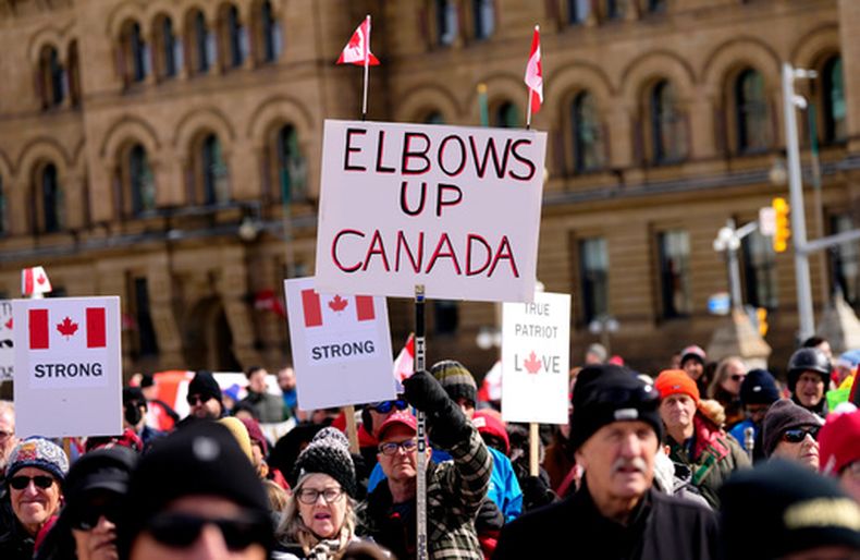 ARCHIVO – Un grupo de personas se manifiesta en respuesta a las amenazas del presidente estadounidense Donald Trump a la soberanía canadiense, en Parliament Hill, Ottawa, el 9 de marzo de 2025. (Justin Tang/The Canadian Press vía AP Archivo)