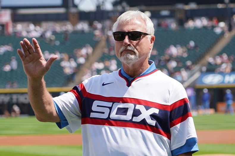 Ron Kittle, ex jugador de los Medias Blancas de Chicago, es reconocido junto al resto del equipo de 1983 previo al partido entre Medias Blancas y Reales de Kansas City, el sábado 27 de junio de 2026, en Chicago. (AP Foto/David Banks)
