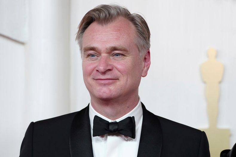 ARCHIVO - Christopher Nolan llega a los Oscar el 10 de marzo de 2024, en el Dolby Theatre de Los Ángeles. (Foto de Jordan Strauss/Invision/AP, Archivo)