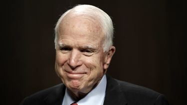 Diagnostican tumor cerebral a John McCain