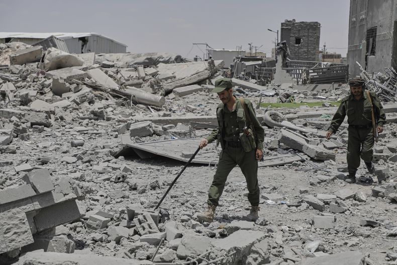 Soldados yemeníes inspeccionan daños al parecer causados por ataques estadounidenses en Saná, Yemen, el 27 de abril del 2025. (AP foto/Osamah Abdulrahman)