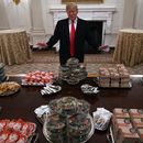 Trump festeja a campeones universitarios con hamburguesas