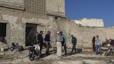 ARCHIVO - Una familia es recibida por vecinos locales tras regresar a su casa en un vecindario de Maarat al-Numan, a las afueras de Idlib, Siria, el miércoles 15 de enero de 2025. (AP Foto/Mosaab Elshamy, Archivo)