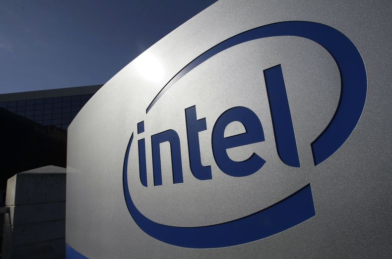 ARCHIVO – El logotipo de Intel en el exterior de las oficinas generales de la empresa, en Santa Clara, California, el 12 de enero de 2011. (AP Foto/Paul Sakuma, Archivo)