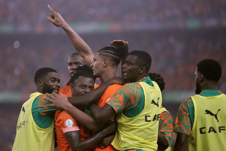 Sebastien Haller de Costa de Marfil celebra con sus compañeros tras anotar el primer gol en el encuentro de semifinales de la Copa Africana de Naciones ante Congo en el Estadio Olímpico de Ebimpe en Abiyán el miércoles 7 de febrero del 2024. (AP Foto/Sunday Alamba)