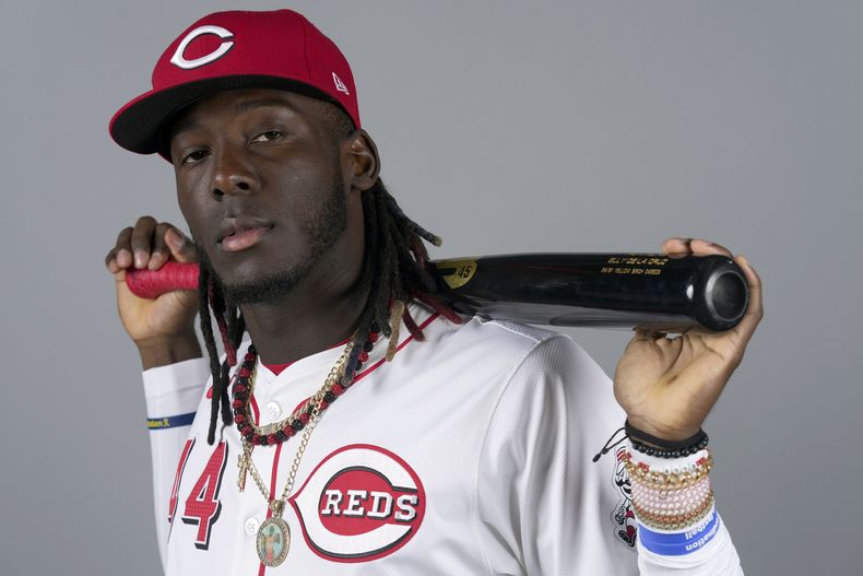 Elly de la Cruz, pelotero dominicano de los Rojos de Cincinnati, posa para una foto en el campamento de pretemporada en Goodyear, Arizona, el martes 20 de febrero de 2024 (AP Foto/Ross D. Franklin)