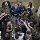 ARCHIVO - El presidente de la Cámara de Representantes, Kevin McCarthy, republicano por California, es rodeado por reporteros en busca de noticias sobre los planes para financiar al gobierno y evitar cierres, en el Capitolio de Washington, el viernes 22 de septiembre de 2023. (AP Foto/J. Scott Applewhite, archivo)