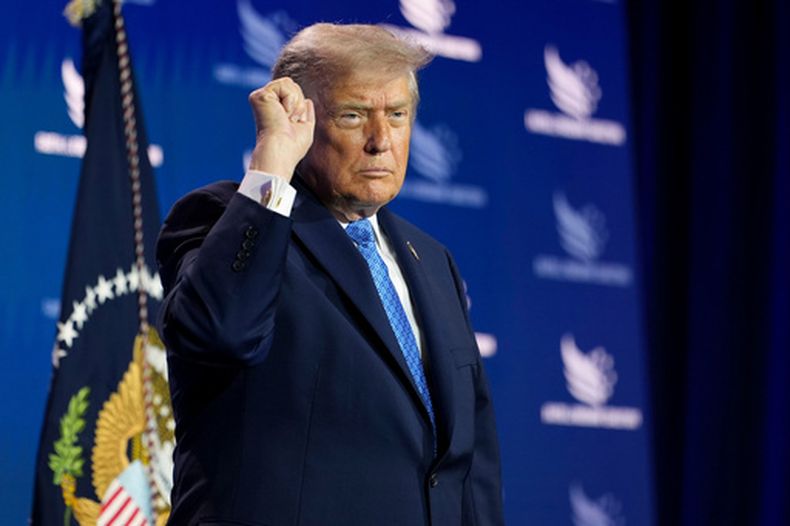 El presidente de Estados Unidos, Donald Trump, se dirige al público tras hablar en la conferencia de la Coalición Fe y Libertad en el Washington Hilton, el viernes 26 de junio de 2026, en Washington. (AP Foto/Julia Demaree Nikhinson)