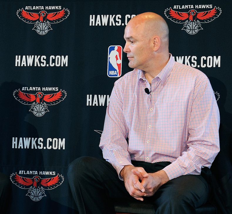 El gerente general de los Hawks, Danny Ferry, aguarda por el inicio de una conferencia de prensa el 29 de mayo de 2013 en Atlanta. (AP Photo/David Tulis, File)