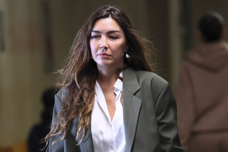 La testigo Mimi Haley llega a testificar en el caso contra el ex productor de cine Harvey Weinstein en el tribunal estatal en Manhattan, el jueves 1 de mayo de 2025 en Nueva York. (Michael M. Santiago/Pool Photo via AP)