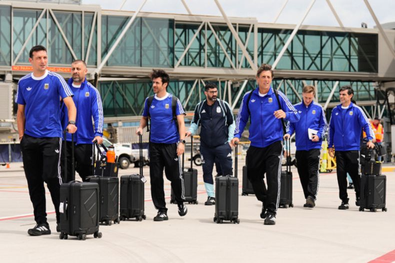 El técnico de Argentina, Lionel Scaloni, a la izquierda, arriba junto a otros integrantes de su cuerpo técnico a Kansas City para el Mundial, Domingo 31 de mayo, 2026. (AP Foto/Charlie Riedel)