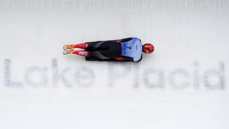 Zhen Yin de China se desliza en la segunda ronda del skeleton en el campeonato mundial que se celebra en Lake Placid, Nueva York el jueves 6 de marzo del 2025. (AP Foto/Julia Demaree Nikhinson)