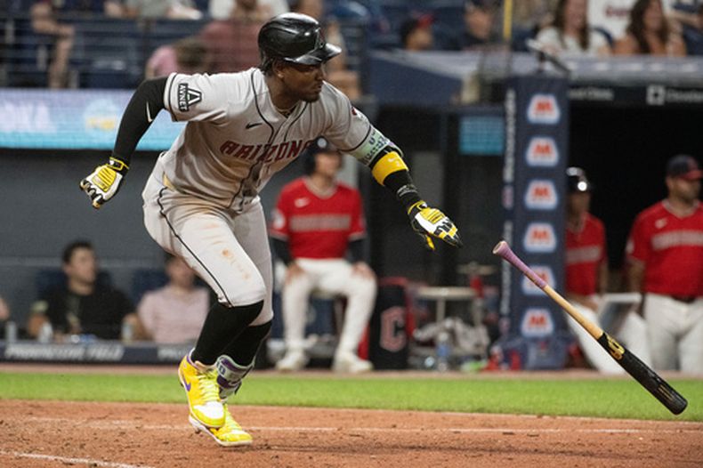 El dominicano Geraldo Perdomo, de los Diamondbacks de Arizona, pega un sencillo de dos carreras ante los Guardianes de Cleveland, el sábado 1 de agosto de 2026 (AP Foto/Phil Long)